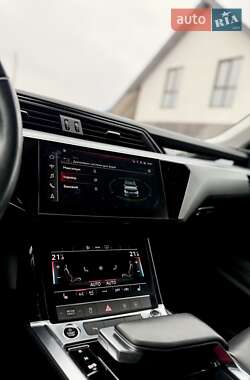 Внедорожник / Кроссовер Audi e-tron 2022 в 
