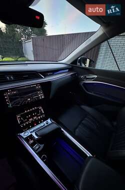 Позашляховик / Кросовер Audi e-tron 2019 в 