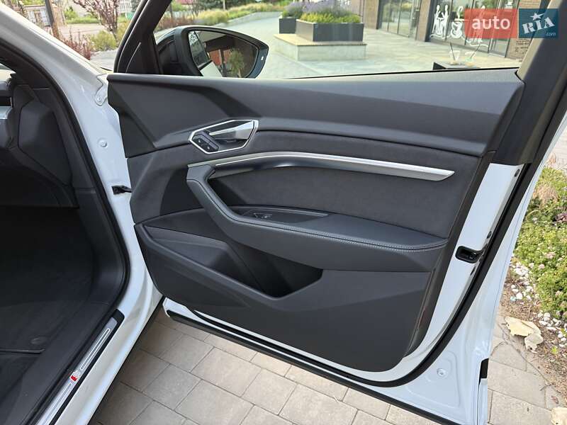 Внедорожник / Кроссовер Audi e-tron 2022 в Ужгороде