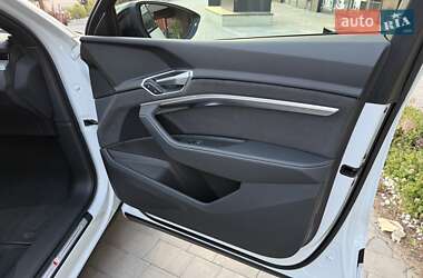 Внедорожник / Кроссовер Audi e-tron 2022 в 