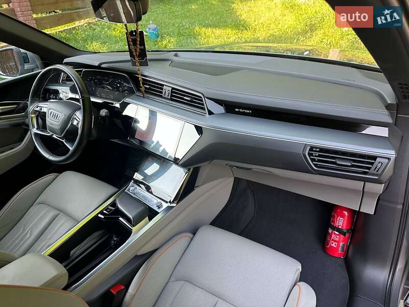 Позашляховик / Кросовер Audi e-tron 2019 в Тлумачі