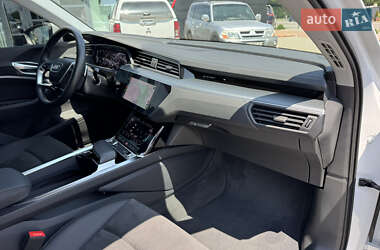 Внедорожник / Кроссовер Audi e-tron 2023 в 
