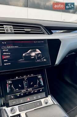 Внедорожник / Кроссовер Audi e-tron 2022 в 