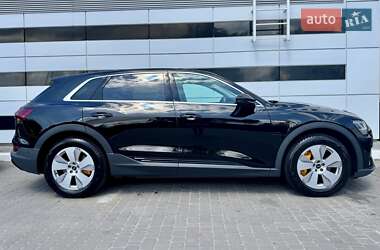 Внедорожник / Кроссовер Audi e-tron 2022 в 