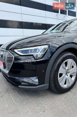Внедорожник / Кроссовер Audi e-tron 2022 в 