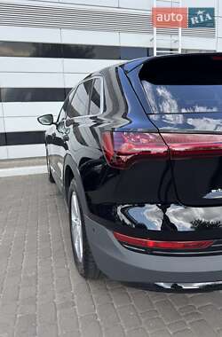 Внедорожник / Кроссовер Audi e-tron 2022 в 