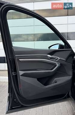 Внедорожник / Кроссовер Audi e-tron 2022 в 