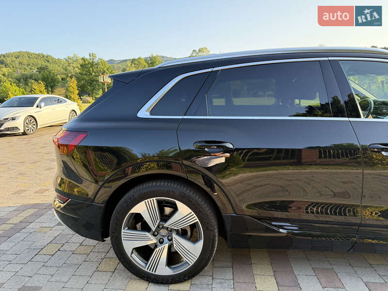 Внедорожник / Кроссовер Audi e-tron 2020 в Сваляве