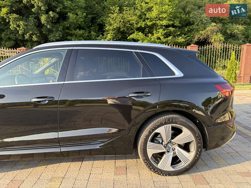 Внедорожник / Кроссовер Audi e-tron 2020 в Сваляве
