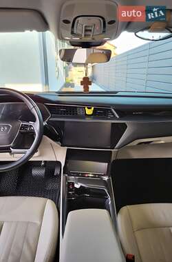 Позашляховик / Кросовер Audi e-tron 2019 в 