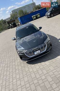 Позашляховик / Кросовер Audi e-tron 2019 в 