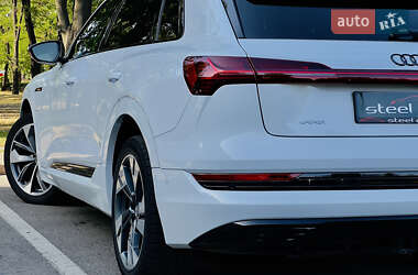 Внедорожник / Кроссовер Audi e-tron 2020 в 