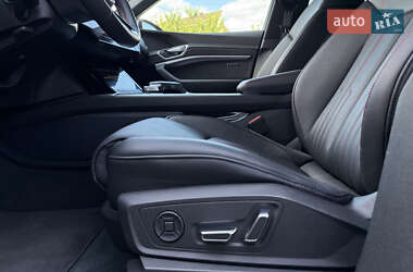 Внедорожник / Кроссовер Audi e-tron 2022 в 