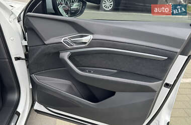 Позашляховик / Кросовер Audi e-tron 2023 в 