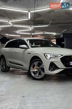 Позашляховик / Кросовер Audi e-tron 2022 в 