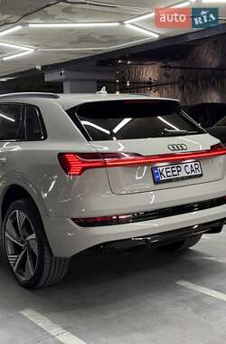Позашляховик / Кросовер Audi e-tron 2022 в 
