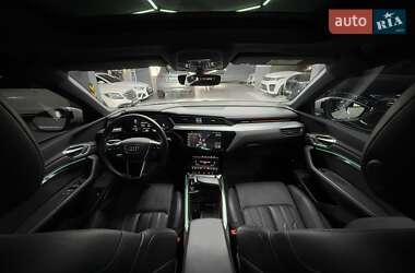 Позашляховик / Кросовер Audi e-tron 2022 в 