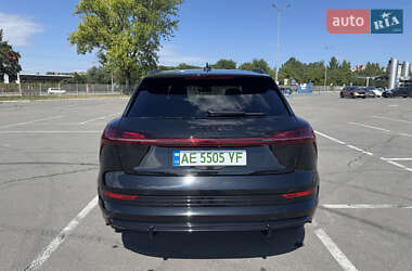 Позашляховик / Кросовер Audi e-tron 2021 в 
