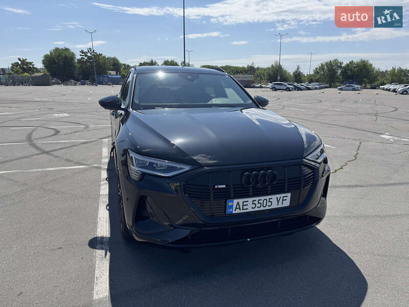Позашляховик / Кросовер Audi e-tron 2021 в 