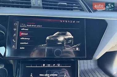 Позашляховик / Кросовер Audi e-tron 2021 в 