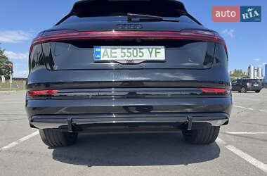 Позашляховик / Кросовер Audi e-tron 2021 в 