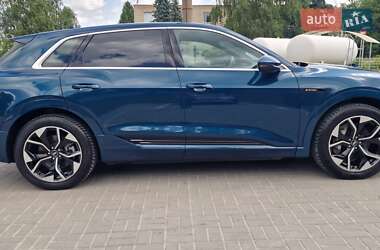Позашляховик / Кросовер Audi e-tron 2021 в 