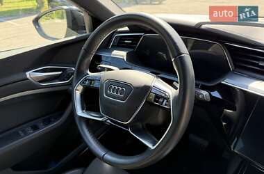 Позашляховик / Кросовер Audi e-tron 2021 в 