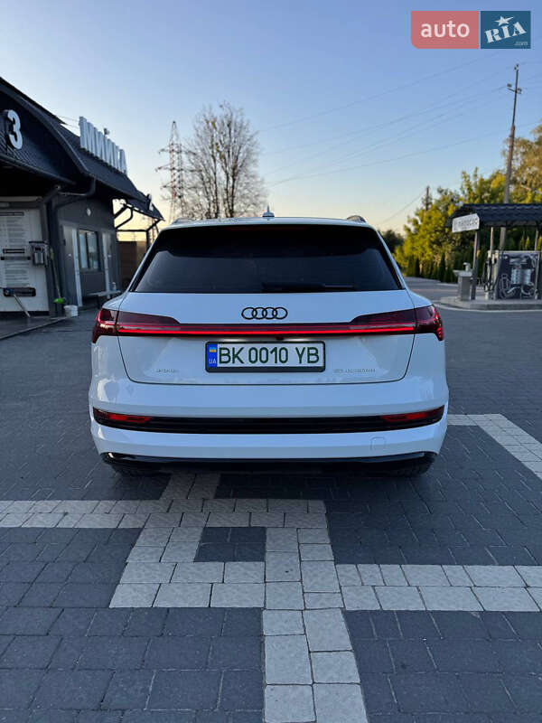 Позашляховик / Кросовер Audi e-tron 2020 в Почаєві