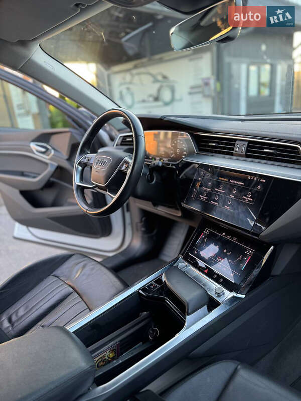 Позашляховик / Кросовер Audi e-tron 2020 в Почаєві