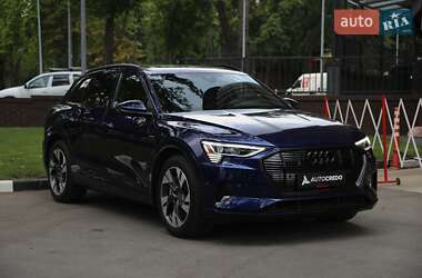 Внедорожник / Кроссовер Audi e-tron 2022 в 