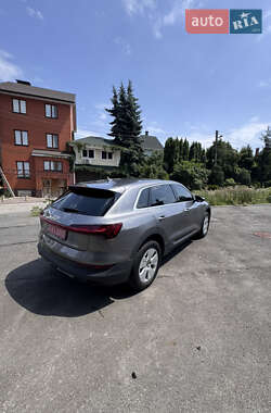 Позашляховик / Кросовер Audi e-tron 2022 в 