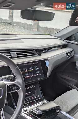 Внедорожник / Кроссовер Audi e-tron 2022 в 