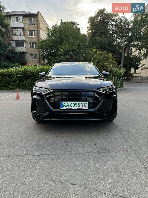 Позашляховик / Кросовер Audi e-tron 2021 в 