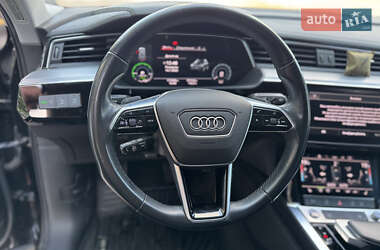 Позашляховик / Кросовер Audi e-tron 2021 в 