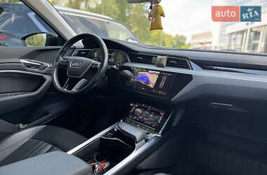 Позашляховик / Кросовер Audi e-tron 2021 в 