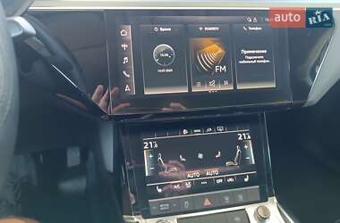 Позашляховик / Кросовер Audi e-tron 2022 в 