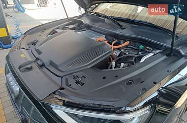 Позашляховик / Кросовер Audi e-tron 2022 в 