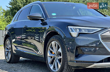 Внедорожник / Кроссовер Audi e-tron 2022 в 