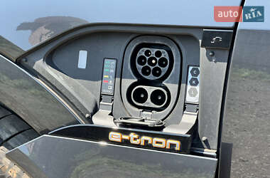 Внедорожник / Кроссовер Audi e-tron 2022 в 