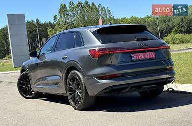 Позашляховик / Кросовер Audi e-tron 2022 в 