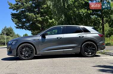 Позашляховик / Кросовер Audi e-tron 2022 в 