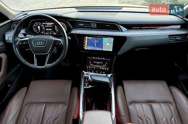 Позашляховик / Кросовер Audi e-tron 2022 в 
