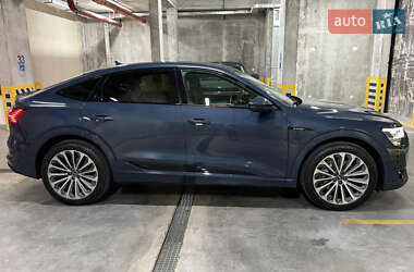Позашляховик / Кросовер Audi e-tron 2022 в 
