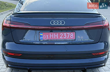 Позашляховик / Кросовер Audi e-tron 2022 в 