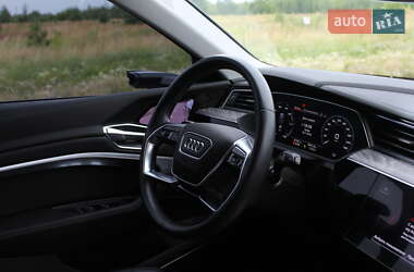 Внедорожник / Кроссовер Audi e-tron 2022 в 
