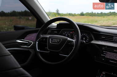 Внедорожник / Кроссовер Audi e-tron 2022 в 