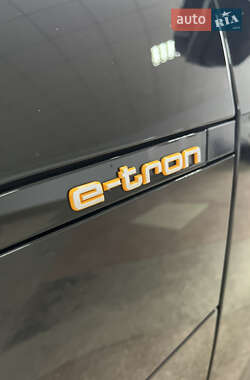 Внедорожник / Кроссовер Audi e-tron 2019 в 