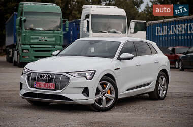 Позашляховик / Кросовер Audi e-tron 2022 в 