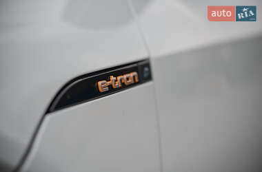 Позашляховик / Кросовер Audi e-tron 2022 в 