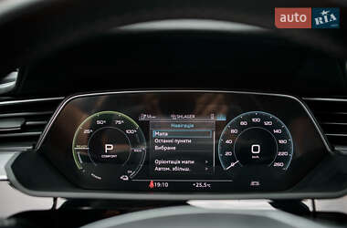 Позашляховик / Кросовер Audi e-tron 2022 в 